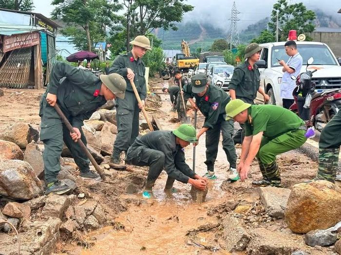 Ngày thứ 4 sau lũ quét, Công an tỉnh Lai Châu hỗ trợ người dân xã Mường Than khắc phục thiệt hại do thiên tai gây ra. Ảnh: CÔNG AN TỈNH LAI CHÂU