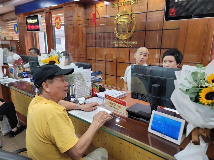 Người dân tới làm thủ tục hành chính tại điểm phục vụ hành chính công phường Bạch Mai, Hà Nội. Ảnh: NGUYỄN QUỐC