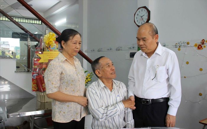 Phó Chủ tịch UBND TPHCM Trần Văn Bảy thăm hỏi, trò chuyện cùng ông Trần Văn Đỉnh, thương binh hạng 1/4. Ảnh: MINH DUNG
