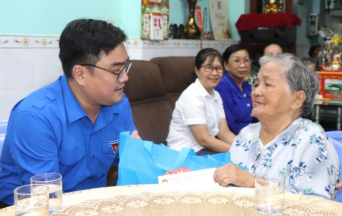 Bí thư Thành đoàn TPHCM Ngô Minh Hải thăm hỏi, trò chuyện cùng Mẹ Việt Nam Anh hùng Lê Thị Nhiên