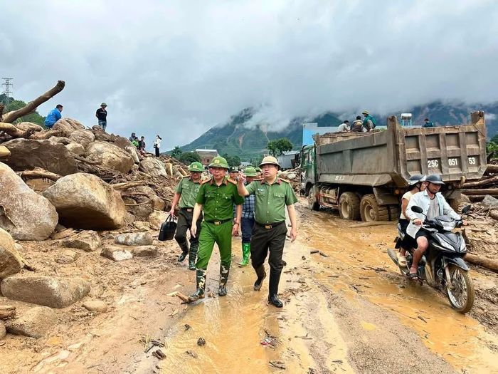 Đại tá Bùi Quyết Toán, Giám đốc Công an tỉnh Lai Châu kiểm tra thực địa khu vực xảy ra mưa lũ và động viên lực lượng cứu nạn, cứu hộ, hỗ trợ nhân dân khắc phục thiệt hại do mưa lũ, ngày 20-7. Ảnh: CÔNG AN TỈNH LAI CHÂU