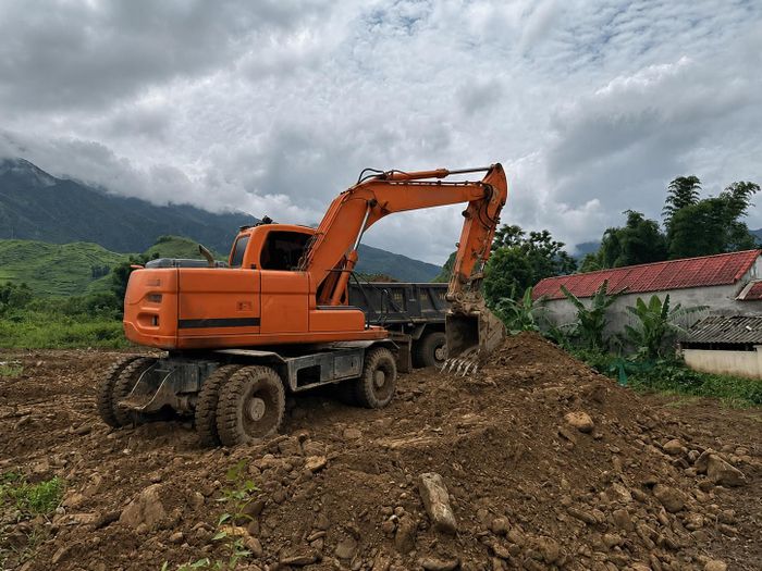 Lực lượng chức năng khẩn trương san gạt mặt bằng khu tái định cư cho các hộ dân mất nhà do mưa lũ tại xã Mường Than (tỉnh Lai Châu), ngày 20-7. Ảnh: UBND XÃ MƯỜNG THAN