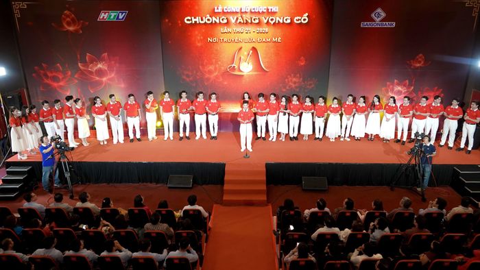 32 thí sinh thi tài trong vòng Tuyển chọn, giới thiệu bản thân tại lễ công bố Cuộc thi "Chuông vàng Vọng cổ lần thứ 21 - năm 2026". Ảnh: THÚY BÌNH