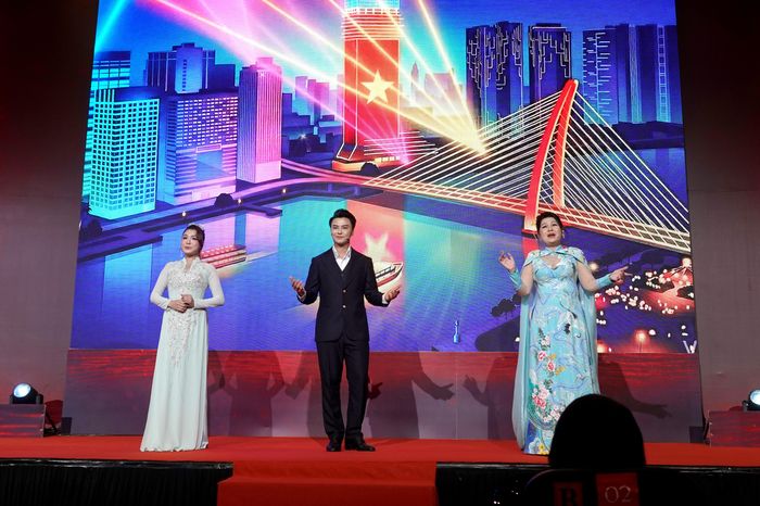 Ban giám khảo vòng Tuyển chọn gồm NSND Hồ Ngọc Trinh, NSƯT Võ Minh Lâm và NSƯT Ngọc Đợi (từ phải qua trái) biểu diễn bài tân cổ "Rạng ngời Thành phố Hồ Chí Minh". Ảnh: THÚY BÌNH