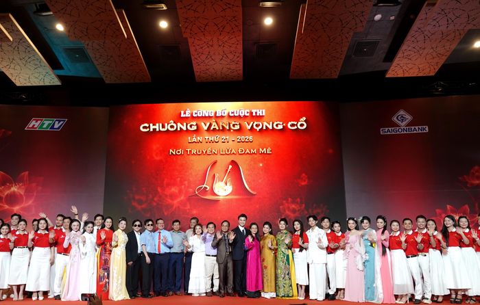 Ban Tổ chức, Ban Giám khảo, các nghệ sĩ và thí sinh tham gia vòng Tuyển chọn cuộc thi Chuông vàng Vọng cổ lần thứ 21 năm 2026. Ảnh: THÚY BÌNH