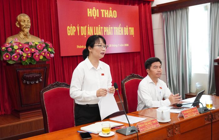 Đồng chí Trần Thị Diệu Thúy và đồng chí Võ Hoàng Ngân chủ trì hội thảo góp ý dự án Luật Phát triển đô thị. Ảnh: PHƯƠNG UYÊN