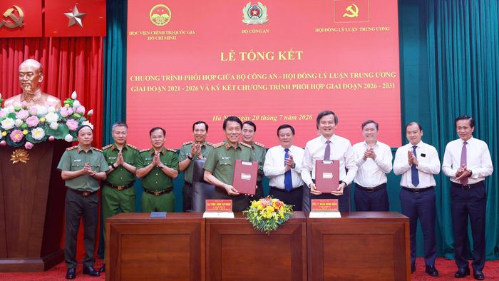 Lãnh đạo Bộ Công an và Học viện Chính trị quốc gia Hồ Chí Minh ký kết chương trình phối hợp. Ảnh: MINH HẢI