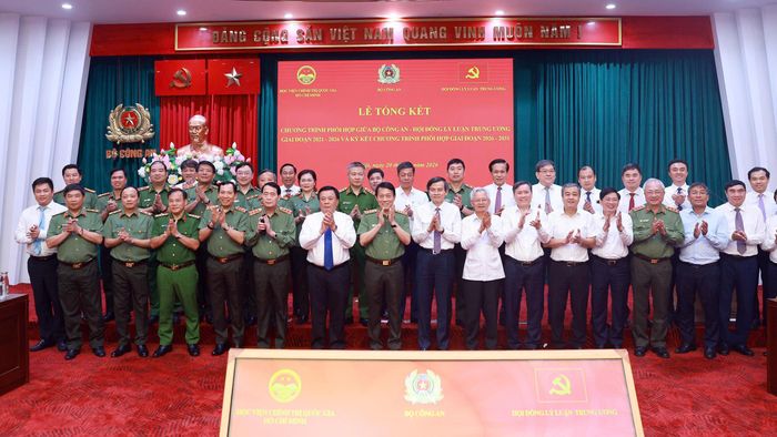 Lãnh đạo Bộ Công an và Học viện Chính trị quốc gia Hồ Chí Minh cùng các đại biểu dự lễ tổng kết chụp ảnh lưu niệm. Ảnh: MINH HẢI