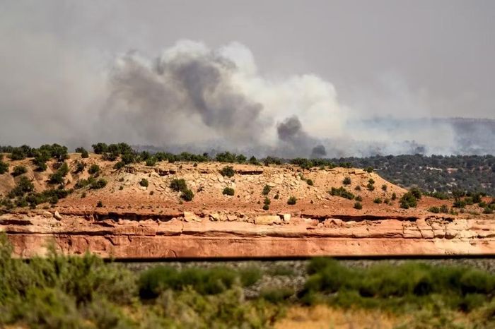 Đám cháy Snyder bùng phát gần Thompson Springs, bang Utah, Mỹ, ngày 28/6/2026. Ảnh: AP/Noah Berger.