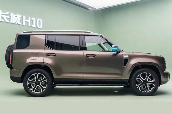 Xe còn có hệ thống kiểm soát hành trình tốc độ thấp với 9 cấp độ và khóa vi sai cầu sau điều khiển điện tử. Góc thoát sau đạt 30 độ trên bản 5 chỗ và 25 độ trên bản 6 chỗ. Chưa hết, Haval GWM H10 còn được trang bị chế độ đi ngang như cua bò Crab Walk, cho phép xe di chuyển theo phương chéo trong không gian hẹp. Tính năng này hứa hẹn sẽ trở nên hữu dụng trong những chỗ đỗ chật hẹp.