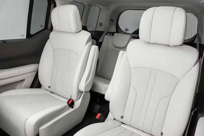 Các trang bị khác bao gồm tủ lạnh thông minh dung tích 7,7 lít, bàn gập cho hàng ghế thứ hai có khả năng chịu tải 10 kg, kính riêng tư và rèm che nắng cho hàng ghế sau. Dung tích khoang hành lý sẽ thay đổi theo từng cấu hình. Phiên bản 5 chỗ có dung tích tiêu chuẩn 815 lít và tăng lên 1.885 lít khi gập hàng ghế thứ hai. Hai con số tương ứng của phiên bản 6 chỗ là 316 lít và 1.056 lít.