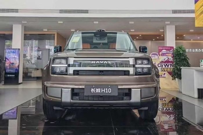 GWM cũng tập trung nâng cao khả năng vận hành trên nhiều địa hình của Haval GWM H10. Xe sử dụng hệ thống treo trước tay đòn kép bằng nhôm và treo sau độc lập đa liên kết 5 điểm. Toàn bộ các phiên bản đều được trang bị công nghệ giảm xóc điện từ EDC. Mẫu SUV này có khoảng sáng gầm 220 mm, khả năng lội nước tối đa 600 mm, 7 chế độ lái địa hình...