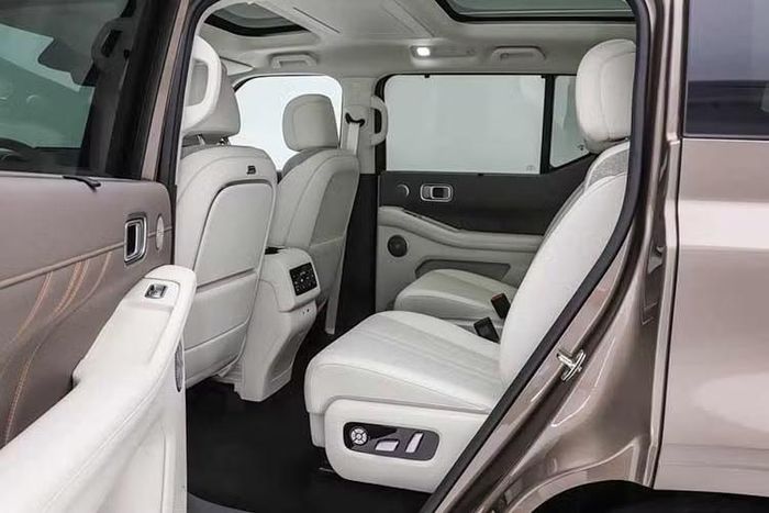 Bên trong khoang lái, Haval GWM H10 được trang bị màn hình cảm ứng trung tâm 15,6 inch, màn hình hiển thị thông tin trên kính lái SR-HUD có kích thước 29 inch với độ sáng tối đa 13.000 nit và màn hình giải trí 17,3 inch gắn trên trần xe cho hàng ghế sau, hỗ trợ dải màu rộng P3 cùng công nghệ tăng cường hình ảnh bằng trí thông minh nhân tạo AI.