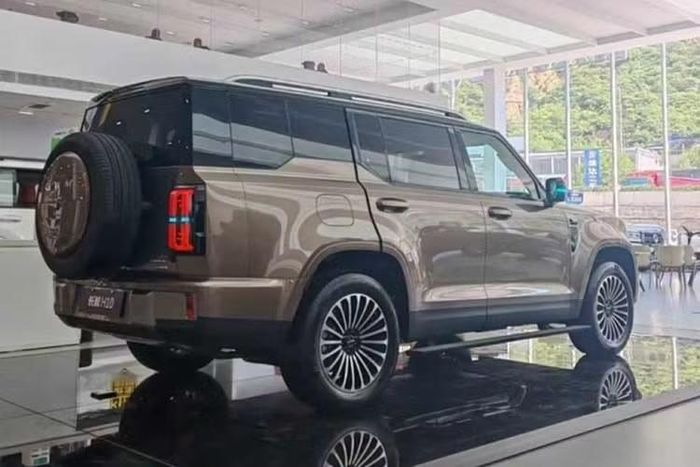 Theo các thông tin đăng kiểm trước đó, Haval GWM H10 là mẫu SUV mang kiểu dáng vuông vức đầu tiên được phát triển trên nền tảng khung gầm Guiyuan của GWM. Khác với nhiều mẫu SUV thiên về chạy địa hình, H10 không dùng khung gầm rời mà được phát triển với kết cấu khung gầm liền khối của ôtô con.