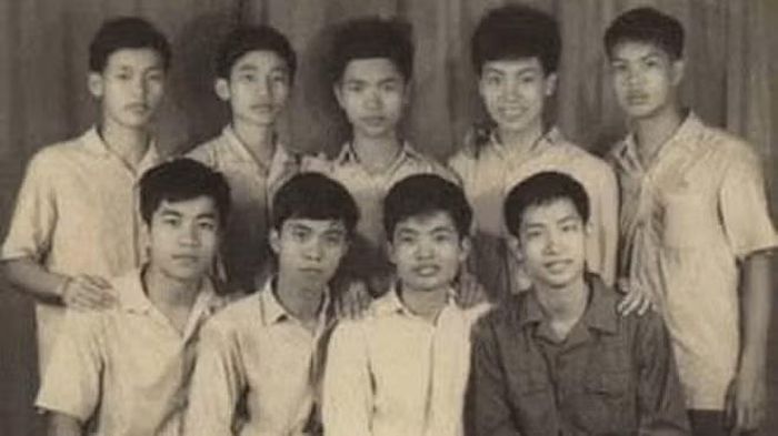 Đội tuyển IMO 1974 của Việt Nam (cả chính thức và dự bị). Hàng đứng, trái qua phải là Hoàng Lê Minh, Đặng Hoàng Trung, Lê Tuấn Hoa, Đỗ Quang Bình, Vũ Đình Hòa. Hàng ngồi: Nguyễn Quốc Thắng, Vũ Đức Hoàn, Tạ Hồng Quảng, Nguyễn Bá Thi. Ảnh Tư liệu.