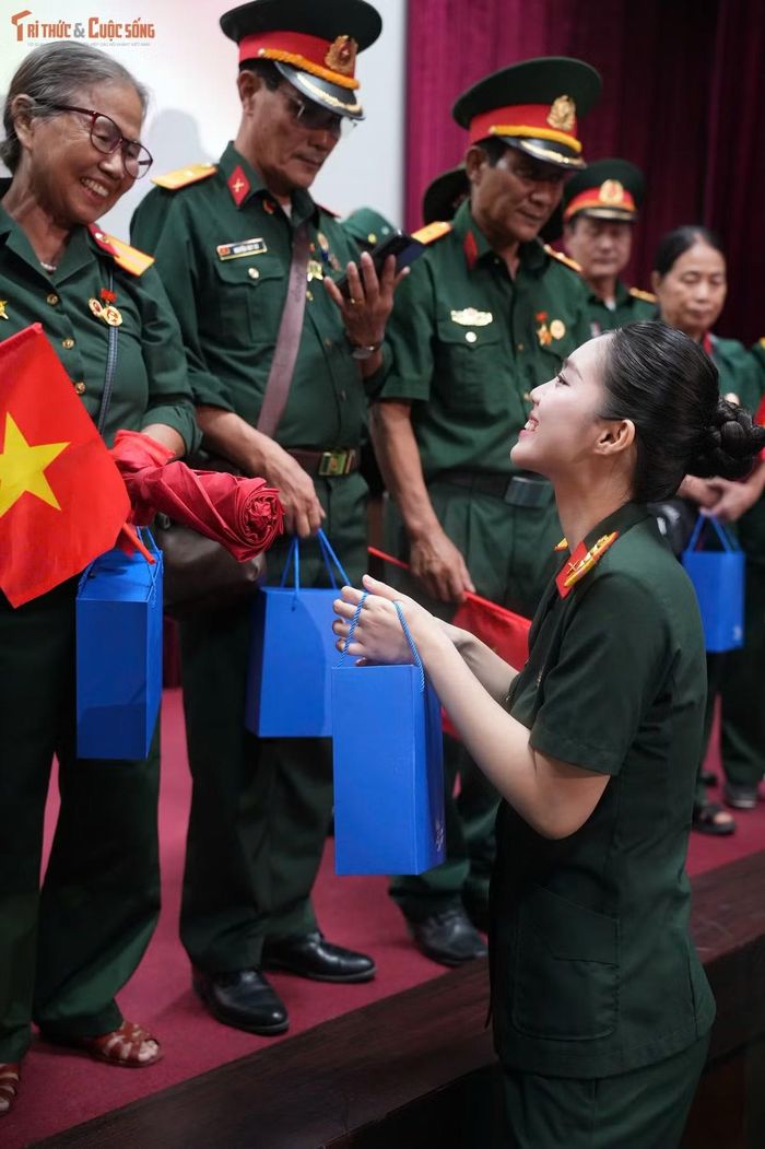 Á hậu Châu Anh chia sẻ niềm tự hào khi được khoác màu áo lính tham gia sự kiện đặc biệt này.