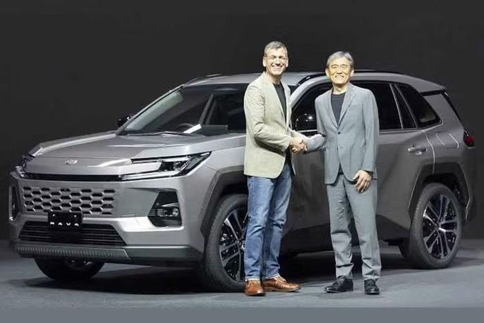 Ông Yoshinori Futonagane (bìa phải), kỹ sư trưởng của dự án RAV4.
