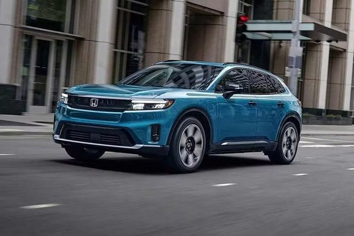 Honda từng đặt nhiều kỳ vọng vào xe điện và đã đầu tư hàng tỷ USD để phát triển. Trong khi các mẫu xe điện do hãng tự phát triển chưa sẵn sàng ra mắt, Honda đã hợp tác với tập đoàn General Motors (GM) để nhanh chóng đưa Prologue và Acura ZDX ra thị trường. Cả hai mẫu xe này đêùdựa trên Chevrolet Blazer EV và Cadillac Lyriq với thiết kế được tinh chỉnh cho phù hợp với thương hiệu.