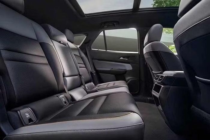 Xe có bảng đồng hồ kỹ thuật số 11 inch, màn hình cảm ứng trung tâm 11,3 inch, tích hợp các ứng dụng Google như Google Assistant, Google Maps hay Google Play, sạc điện thoại không dây, gương chiếu hậu chống chói tự động, cửa sổ trời toàn cảnh, hệ thống âm thanh Bose 12 loa, ghế trước sưởi/làm mát, màn hình hiển thị thông tin kính lái HUD, điều hòa tự động 2 vùng,...