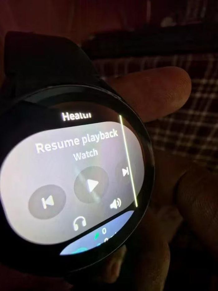 Một số người dùng phản ánh Galaxy Watch 4 xuất hiện sọc xanh sau khi cập nhật phần mềm mới.