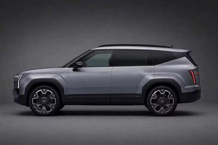 Trong bối cảnh cuộc đua ở phân khúc C-SUV ngày càng gay gắt, Hyundai được cho là sẽ không chỉ thực hiện những thay đổi nhỏ mà sẽ tái thiết kế toàn diện Tucson thế hệ thứ năm nhằm tăng sức cạnh tranh. Dù mẫu xe vẫn đang trong quá trình thử nghiệm, Kolesa đã công bố loạt ảnh dựng dựa trên các nguyên mẫu chạy thử, qua đó hé lộ khá rõ diện mạo của Tucson mới.