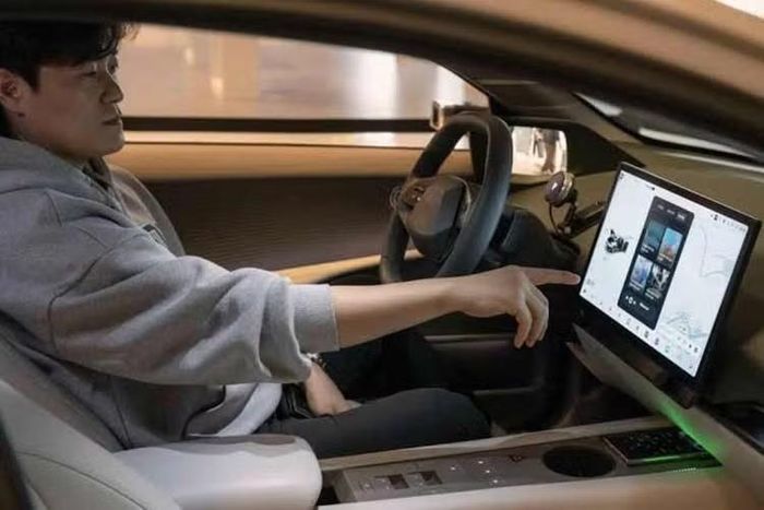 Nếu thiết kế này được giữ nguyên khi ra mắt, Tucson sẽ trở thành mẫu SUV có phong cách đồng bộ hơn với Santa Fe, đồng thời hướng đến hình ảnh một chiếc SUV đa dụng, cá tính thay vì chỉ đơn thuần là mẫu xe gia đình. Những hình ảnh xe thử nghiệm cũng cho thấy Tucson thế hệ mới nhiều khả năng sẽ sở hữu khoang lái được thiết kế lại hoàn toàn.