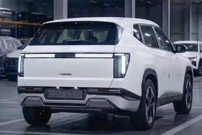 Hiện Hyundai chưa tiết lộ thông số kỹ thuật của Tucson 2027 mới. Tuy nhiên, giới quan sát dự đoán động cơ xăng tiêu chuẩn sẽ được cải tiến, trong khi một số phiên bản có thể sử dụng động cơ tăng áp tương tự "đàn anh" SantaFe thế hệ mới.