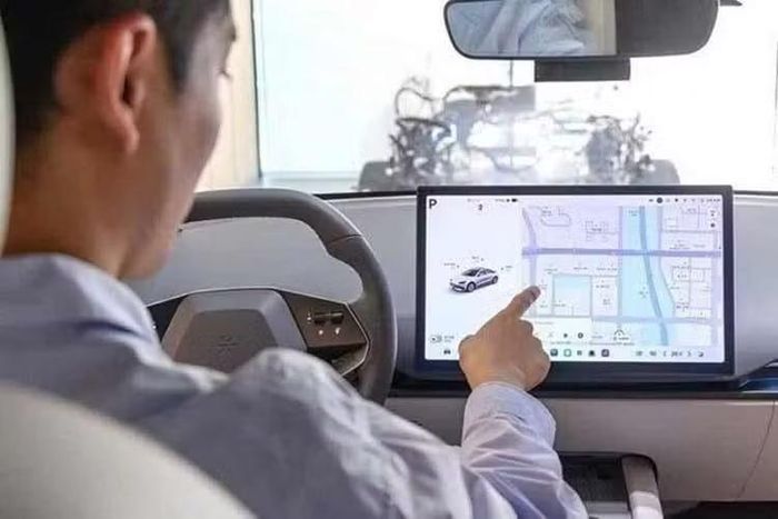 Theo các nguồn tin, Hyundai có thể trang bị hệ thống giải trí Pleos Connect thế hệ mới trên Tucson. Đáng chú ý, hãng xe Hàn Quốc được cho là vẫn sẽ duy trì một số nút bấm vật lý thay vì đưa toàn bộ chức năng lên màn hình cảm ứng. Đây được xem là xu hướng đang quay trở lại khi nhiều nhà sản xuất nhận thấy người dùng ưu tiên thao tác trực quan và an toàn hơn trong quá trình lái xe.