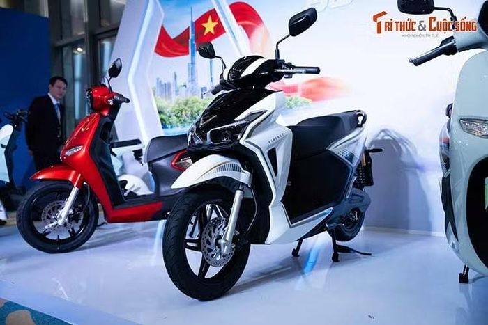 VinFast Kinet là mẫu xe máy điện thể thao, mạnh mẽ, hướng tới những khách hàng đề cao trải nghiệm lái và khả năng vận hành. Xe được thiết kế theo phong cách góc cạnh, cá tính với nhiều đường nét cắt xẻ ấn tượng. Phần đầu xe tạo điểm nhấn với cụm đèn sắc sảo, sử dụng bóng LED Projector.
