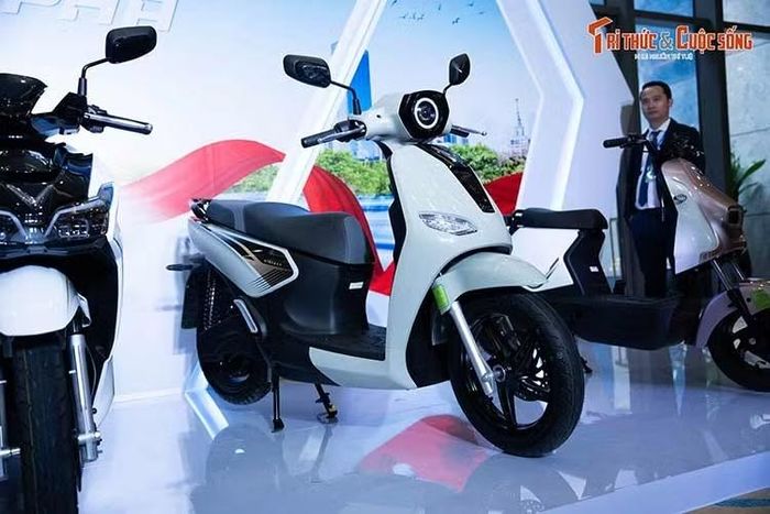 Mang một phong cách thiết kế hoàn toàn khác, với điểm nhấn là những đường nét mềm mại, thanh lịch, VinFast Kyo hướng đến nhóm khách hàng đô thị hiện đại và sành điệu. Phần đầu xe tạo điểm nhấn bằng cụm đèn tròn cổ điển, sử dụng bóng LED Projector, kết hợp cùng logo chữ V mạ crôm bóng, tạo nên tổng thể chỉn chu, hài hòa và tinh tế.