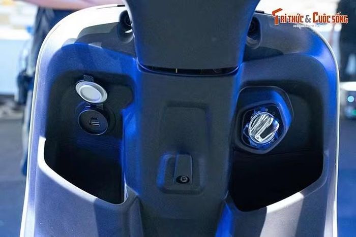 Kinet có kích thước Dài x Rộng x Cao lần lượt là 2.021 x 713 x 1.135 mm, chiều dài cơ sở 1.360 mm, khoảng sáng gầm 160 mm và chiều cao yên 785 mm, phù hợp với vóc dáng của đa số người dùng Việt và thuận tiện trong mọi không gian vận hành.