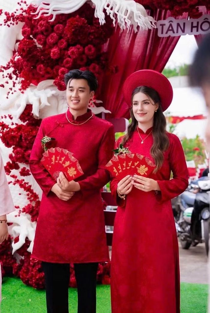 Medine diện áo dài đỏ trong ngày trọng đại. Ảnh: Znews.