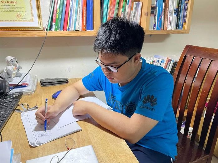 Tùng có niềm đam mê Toán học và có khả năng tự học rất cao. Ảnh: GĐCC.