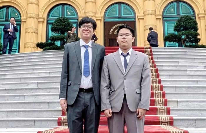 Thầy giáo Trần Quang Hùng và học trò Nguyễn Đình Tùng. Ảnh: Thầy giáo cung cấp.