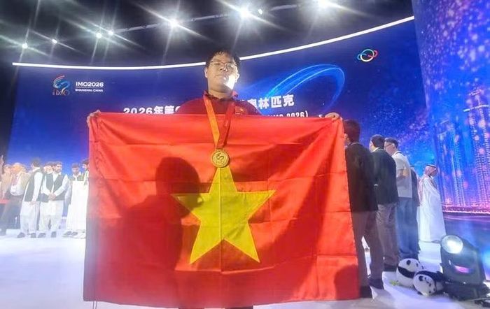 Em Nguyễn Đình Tùng, học sinh lớp 12 Trường THPT chuyên Khoa học Tự nhiên (ĐH Khoa học Tự nhiên, ĐH Quốc gia Hà Nội) đã xuất sắc giành Huy chương Vàng IMO 2026. Ảnh: GĐCC.