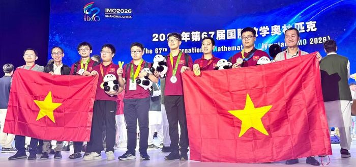 Em Nguyễn Đình Tùng cùng các thành viên đội tuyển và các thầy giáo tại Lễ bế mạc và trao giải Olympic Toán học quốc tế 2026. Ảnh: GĐCC