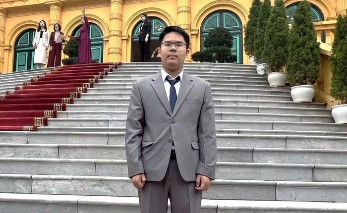Em Nguyễn Đình Tùng chụp lưu niệm bên lề buổi gặp mặt và tuyên dương đoàn học sinh Việt Nam xuất sắc đoạt giải Olympic và Khoa học kỹ thuật quốc tế năm 2025 tại Phủ Chủ tịch. Ảnh: GĐCC.