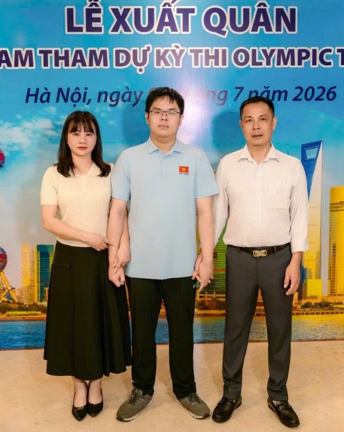 Em Nguyễn Đình Tùng bên bố mẹ. Ảnh: GĐCC.