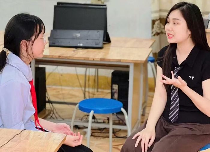 Giáo viên trao đổi, hướng dẫn học sinh nâng cao kỹ năng số và sử dụng Internet an toàn trong quá trình học tập.