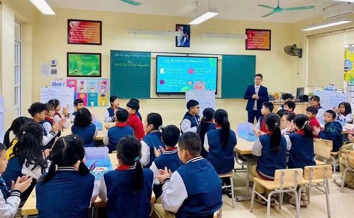 Học sinh Trường Tiểu học Cửa Nam tham gia hoạt động giáo dục kỹ năng số và an toàn trên không gian mạng ngay trong giờ học.