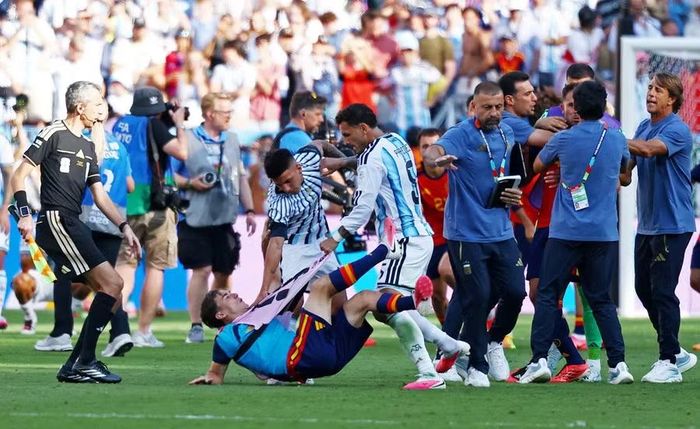 Tiền vệ Gavi bị quật ngã giữa cuộc xô xát với các cầu thủ Argentina. Ảnh: Reuters.