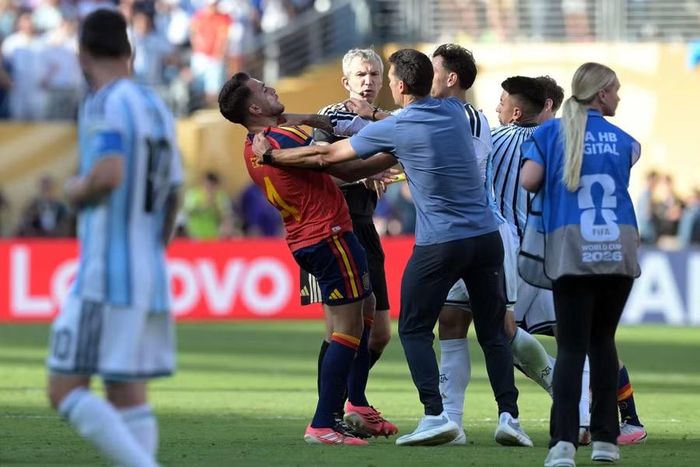 HLV Lionel Scaloni tham gia can thiệp trong vụ hỗn chiến sau tiếng còi mãn cuộc. Ảnh: AFP.