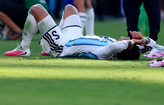 Trọng tài Slavko Vincic rút thẻ đỏ với tiền vệ Leandro Paredes. Ảnh: Reuters.