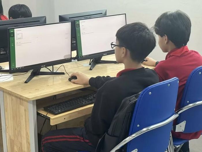 Thời gian nghỉ hè là lúc các em học sinh, sinh viên sử dụng mạng xã hội nhiều hơn so với trong năm học. Ảnh minh họa: Đình Tuệ