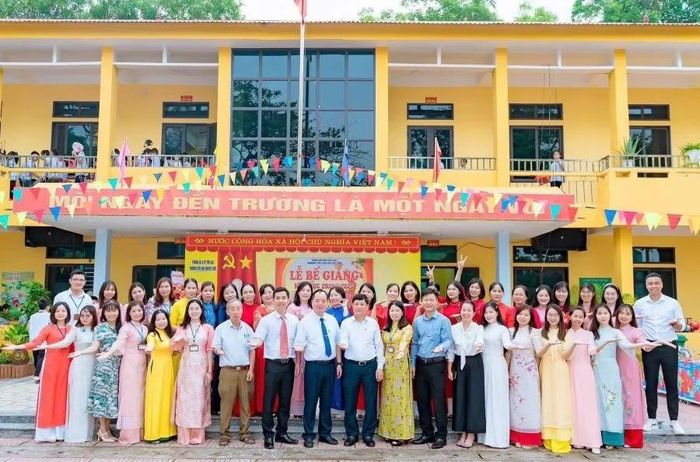 Tập thể cán bộ, giáo viên, nhân viên Trường Tiểu học Nguyệt Đức.