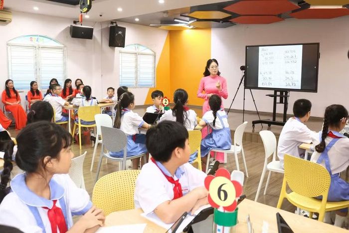 Cô trò Trường Tiểu học Đinh Tiên Hoàng trong chuyên đề "Nâng cao hiệu quả công tác kiểm tra, đánh giá phát triển năng lực, phẩm chất cho học sinh tiểu học".