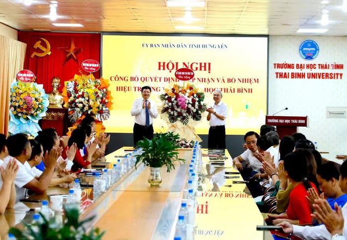 Giám đốc Sở GD&ĐT tỉnh Hưng Yên Phạm Đồng Thụy tặng hoa chúc mừng PGS.TS Phạm Quốc Thành.