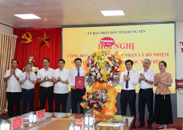 Phó Chủ tịch UBND tỉnh Hưng Yên Lại Văn Hoàn cùng lãnh đạo các sở ban ngành của tỉnh tặng hoa chúc mừng PGS.TS Phạm Quốc Thành.