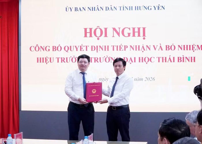 Phó Chủ tịch UBND tỉnh Hưng Yên Lại Văn Hoàn trao quyết định tiếp nhận và bổ nhiệm PGS.TS Phạm Quốc Thành giữ chức Hiệu trưởng Trường Đại học Thái Bình.
