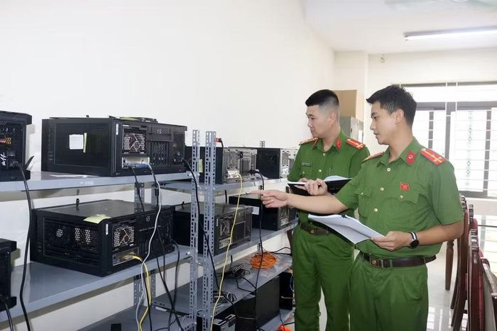 Cơ quan công an thu giữ nhiều tài liệu, thiết bị liên quan.